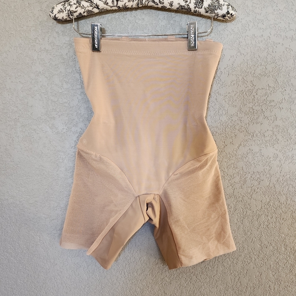 Honeylove shapewear short style. Size Medium color nude